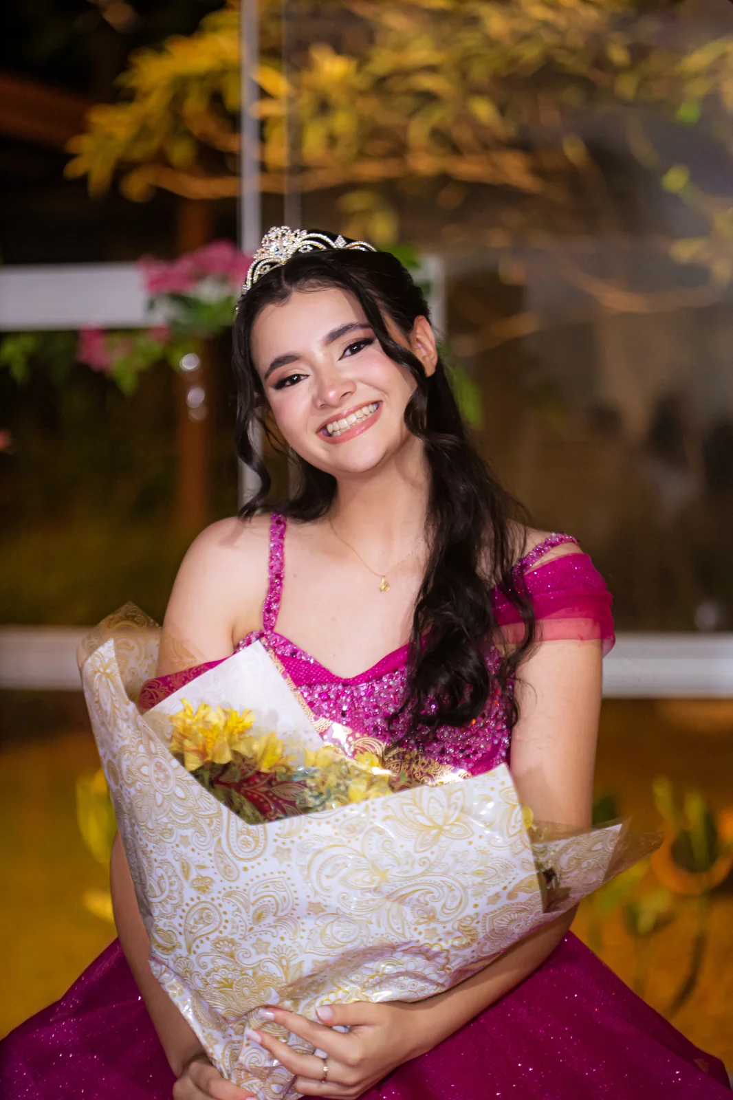 Debutante sorrindo em festa de 15 anos fotografada por Ludmylla em Goiânia