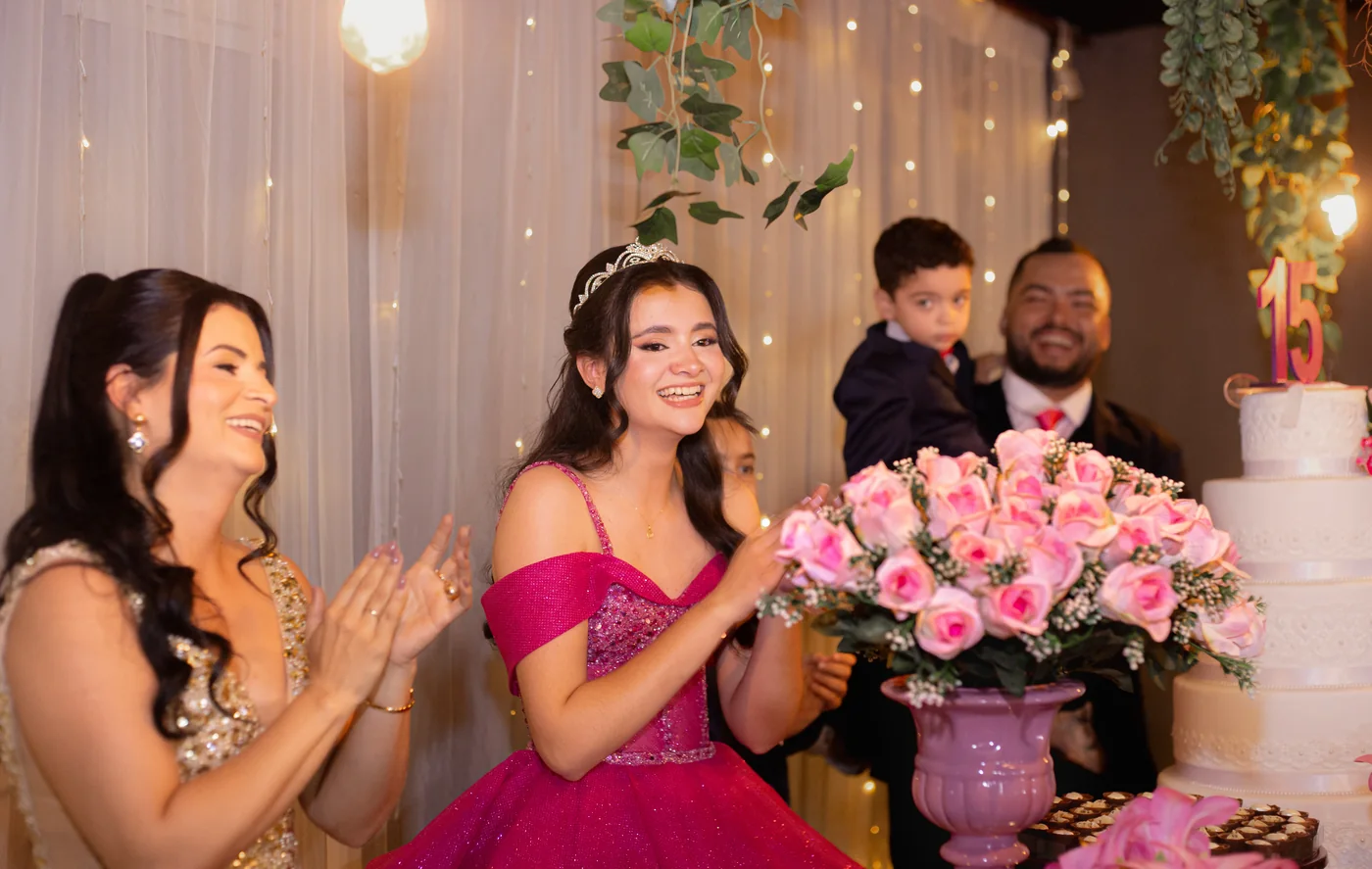 Momento espontâneo com debutante e família durante festa de 15 anos