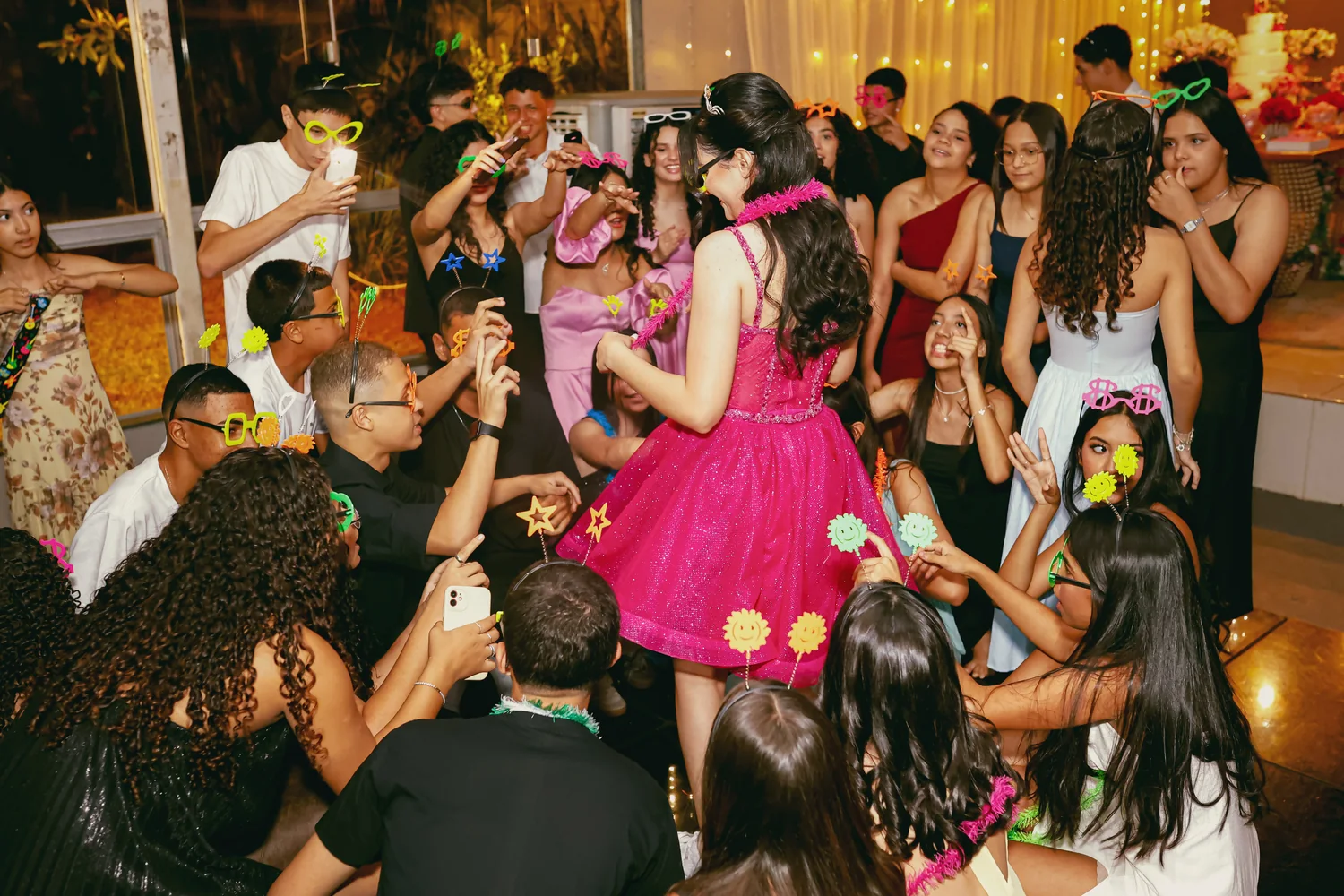 Debutante na pista com amigos durante festa de 15 anos