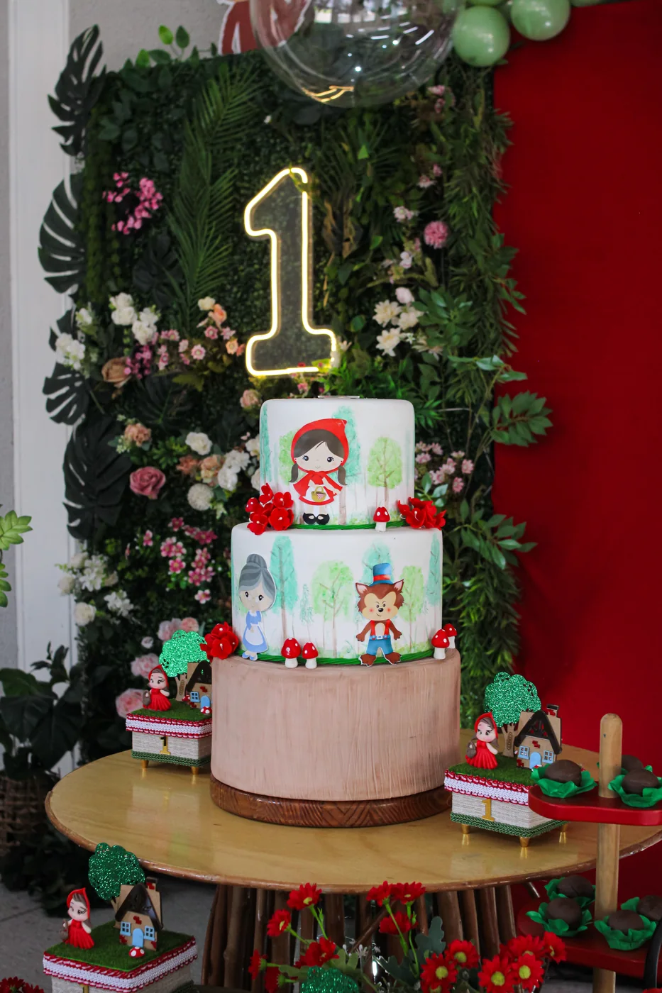Bolo de aniversário infantil com decoração temática