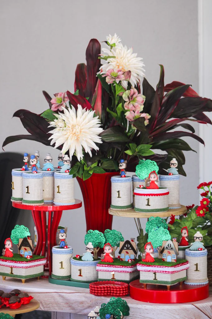 Mesa de decoração temática em festa infantil fotografada em Goiânia
